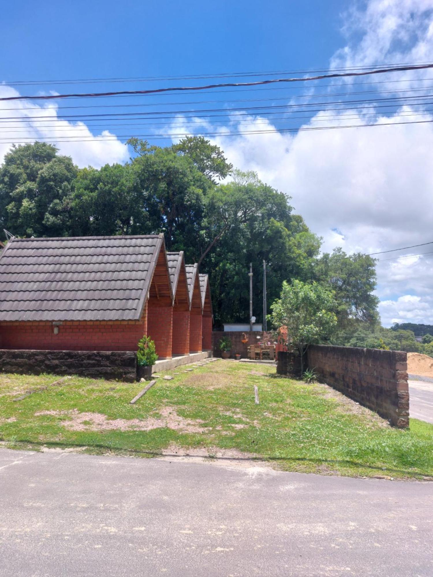 Pequena Pousada Pernottare Estacionamento Frente E Lado Publico Privado Gramado Ngoại thất bức ảnh