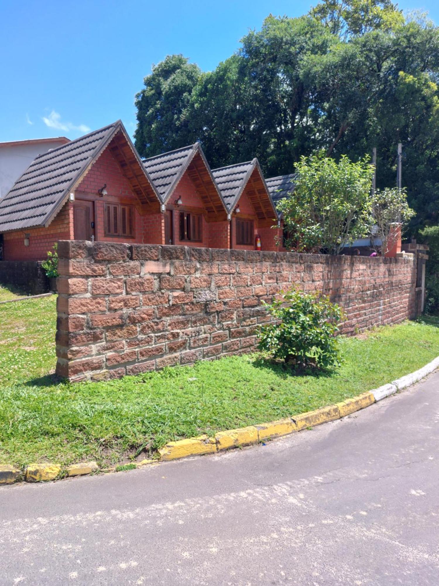 Pequena Pousada Pernottare Estacionamento Frente E Lado Publico Privado Gramado Ngoại thất bức ảnh