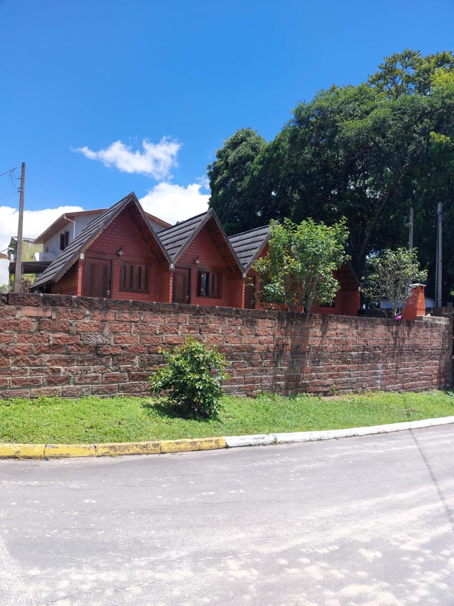 Pequena Pousada Pernottare Estacionamento Frente E Lado Publico Privado Gramado Ngoại thất bức ảnh